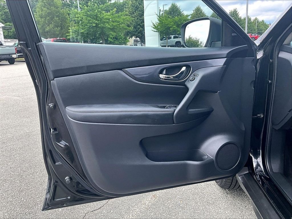 Used 2019 Nissan Rogue SV AWD/4WD image 9