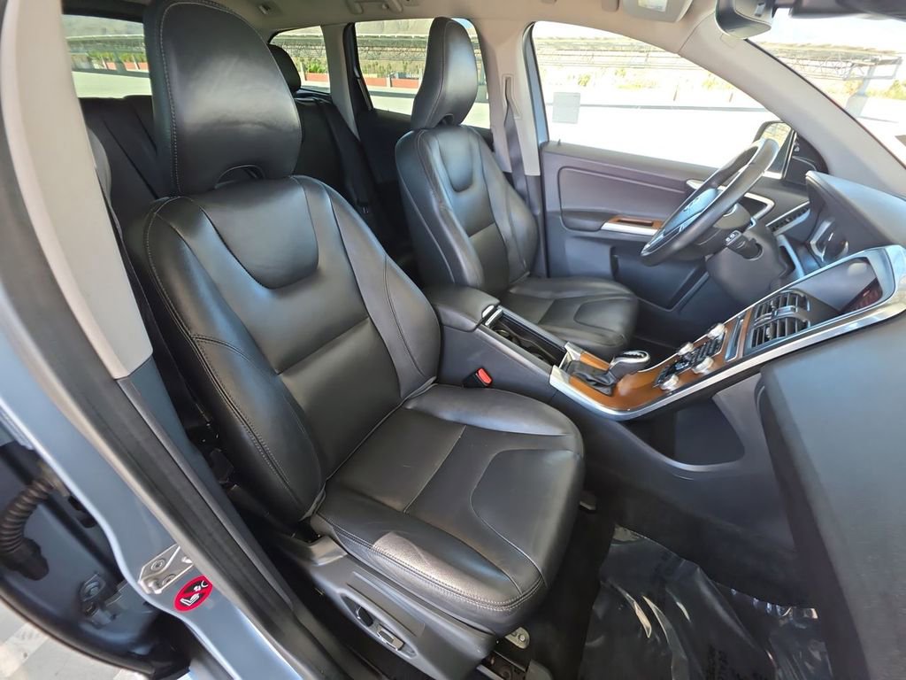 Used 2017 Volvo XC60 T6 Inscription w/ Preferred Option Package image 28