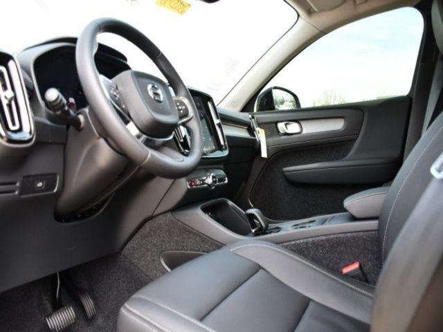 New 2025 Volvo XC40 B5 Core w/ Protection Package Premier image 13