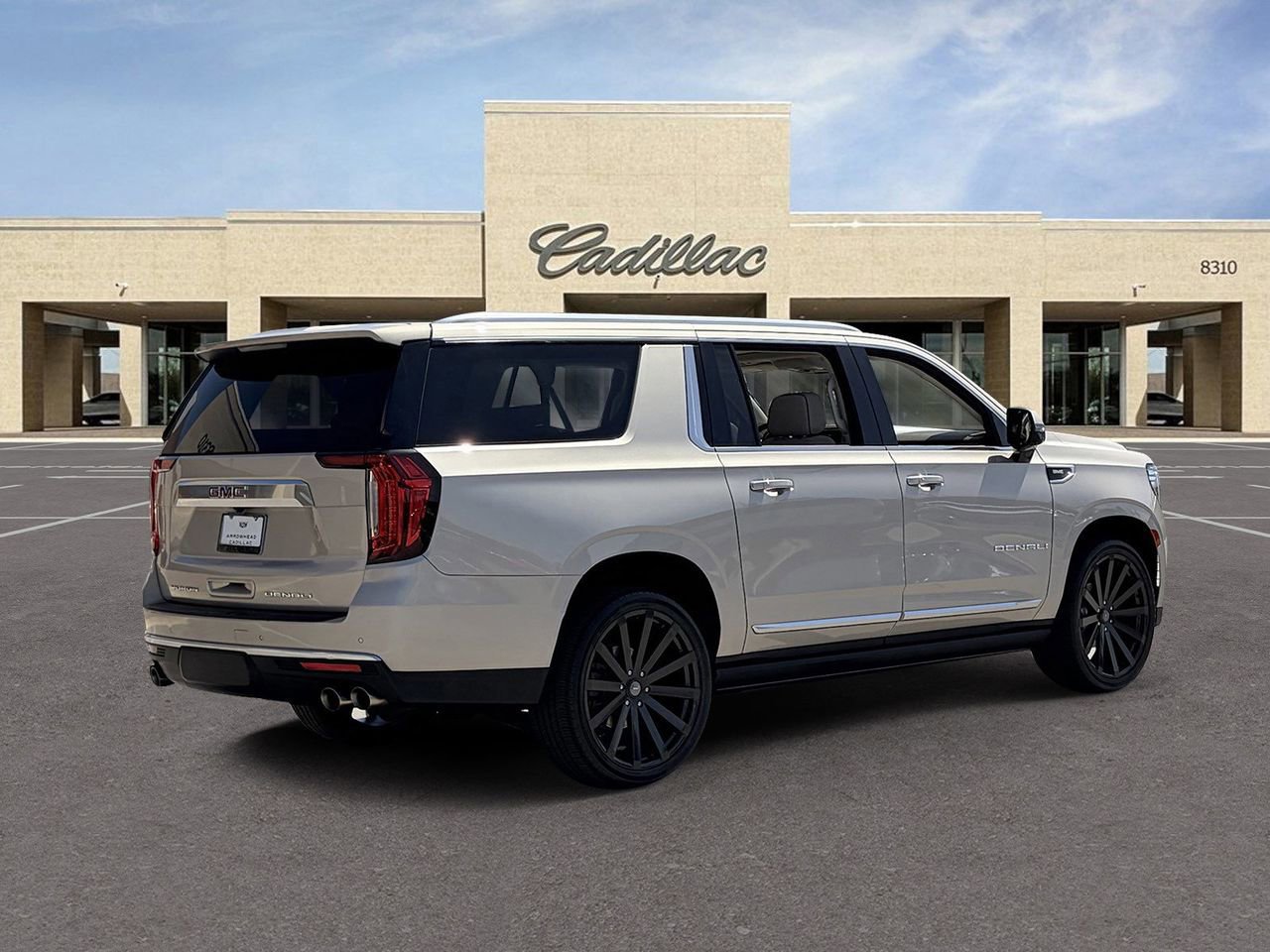 Used 2022 GMC Yukon XL Denali AWD/4WD image 5