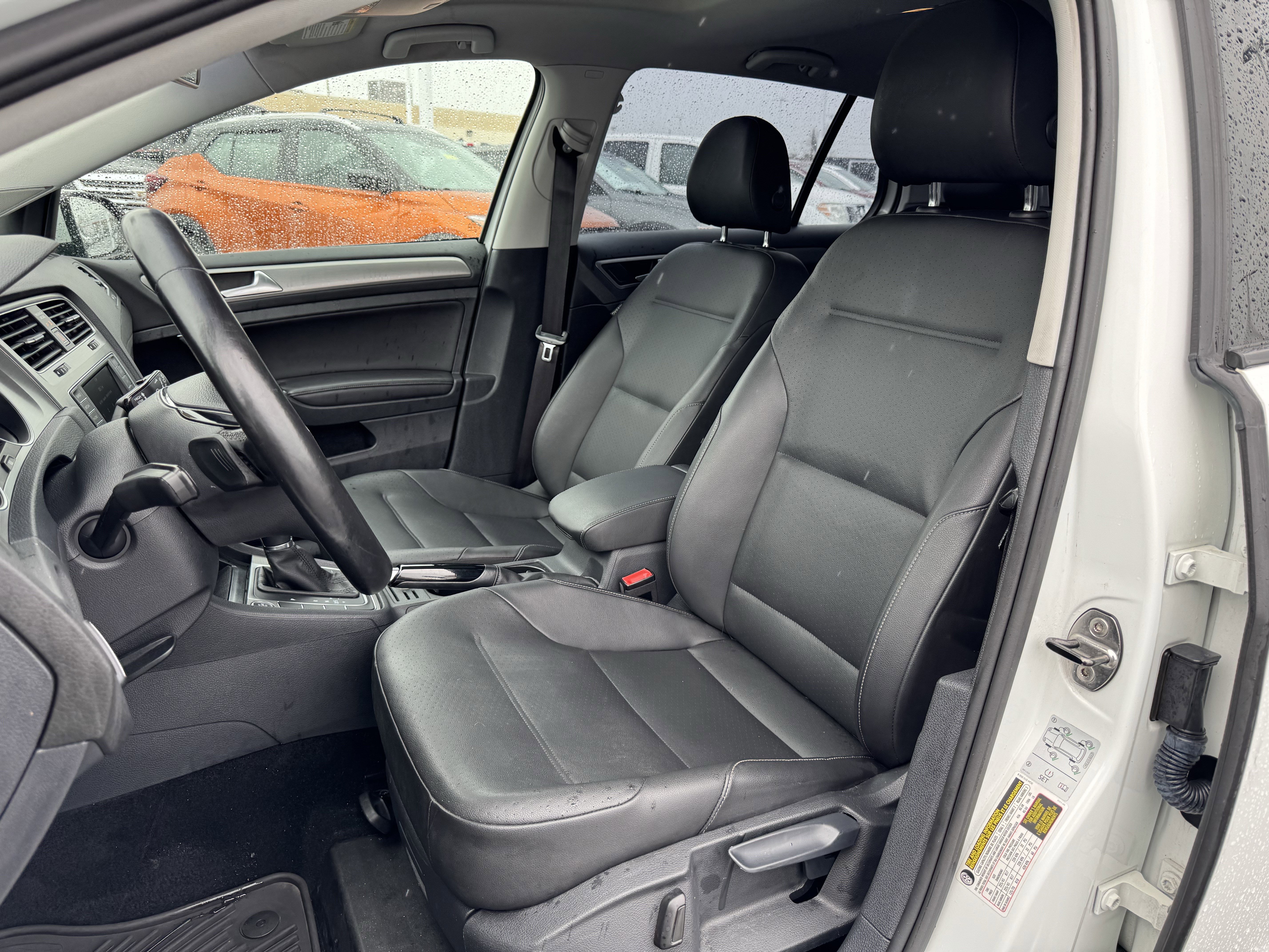 Used 2016 Volkswagen Golf SE image 25