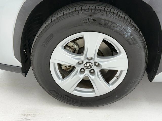 Used 2023 Toyota Highlander L FWD image 7