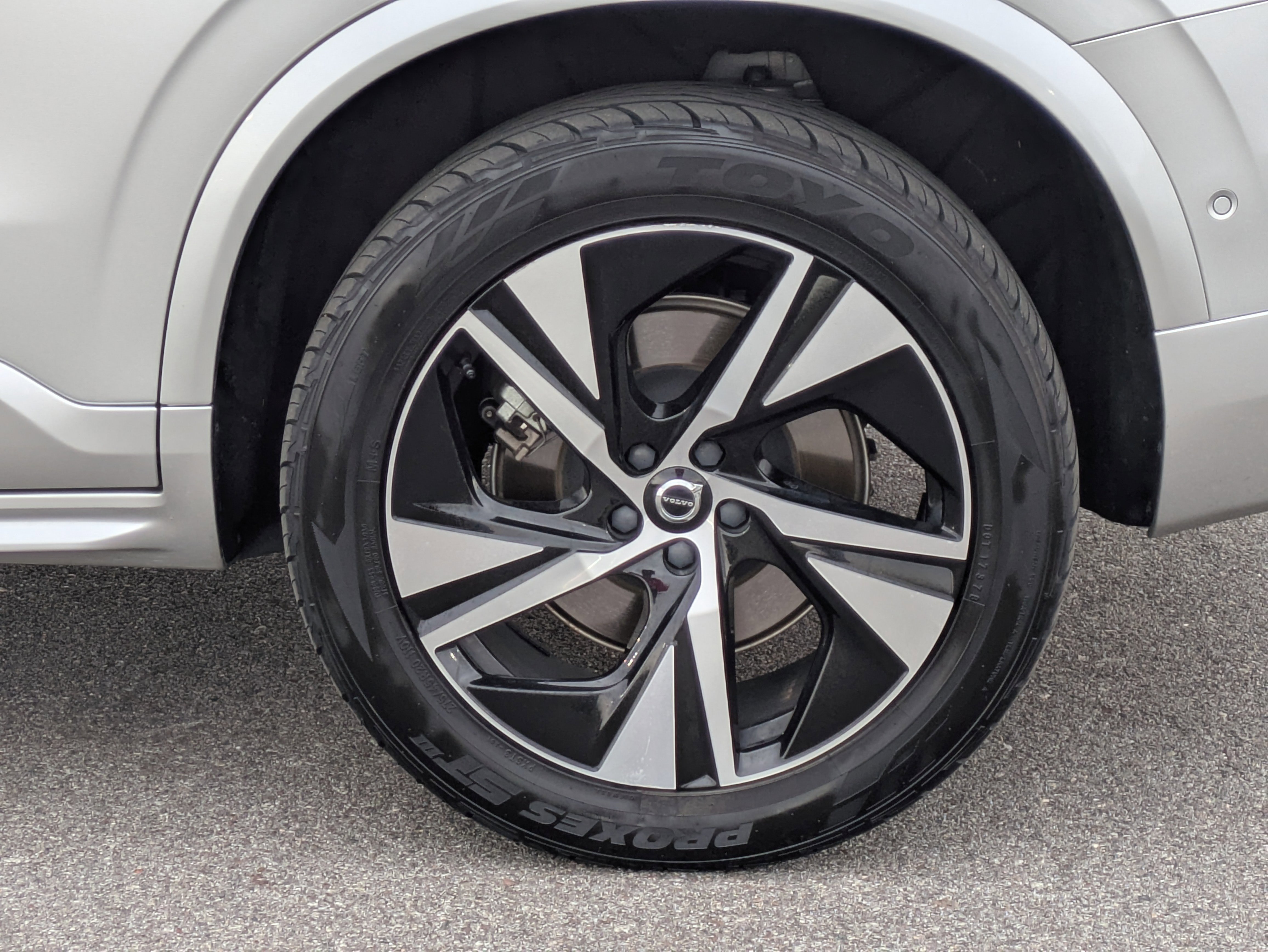 Used 2022 Volvo XC90 T8 R-Design w/ Advanced Package image 9