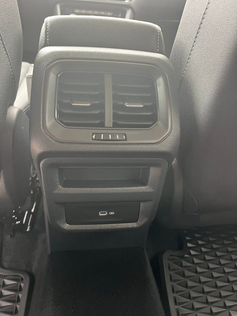 Used 2024 Volkswagen Taos SE image 15