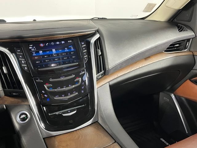 Used 2018 Cadillac Escalade Luxury AWD/4WD image 22