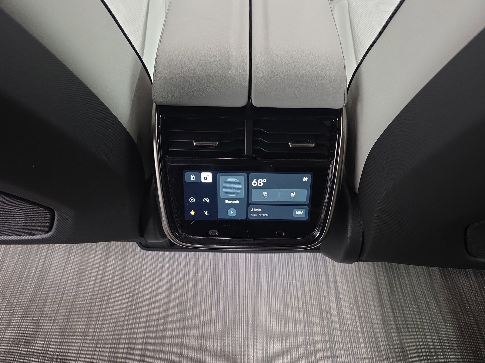 Used 2024 Rivian R1S Adventure image 30