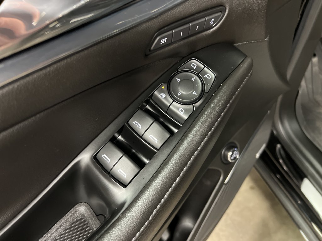 Used 2023 Buick Enclave Avenir w/ Avenir Technology Package AWD/4WD image 19