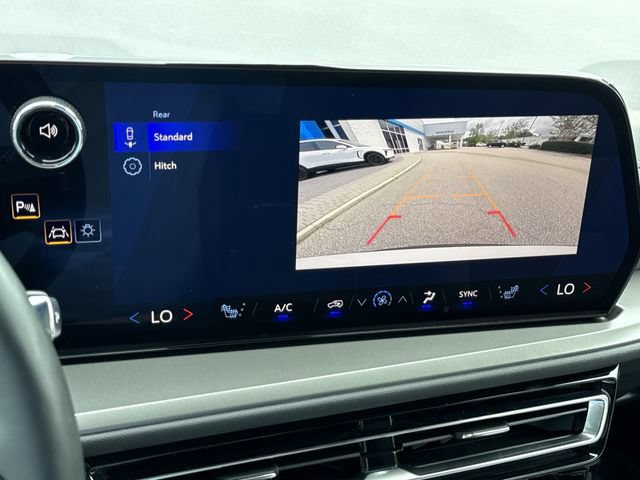 Used 2026 Chevrolet Traverse LT FWD image 25