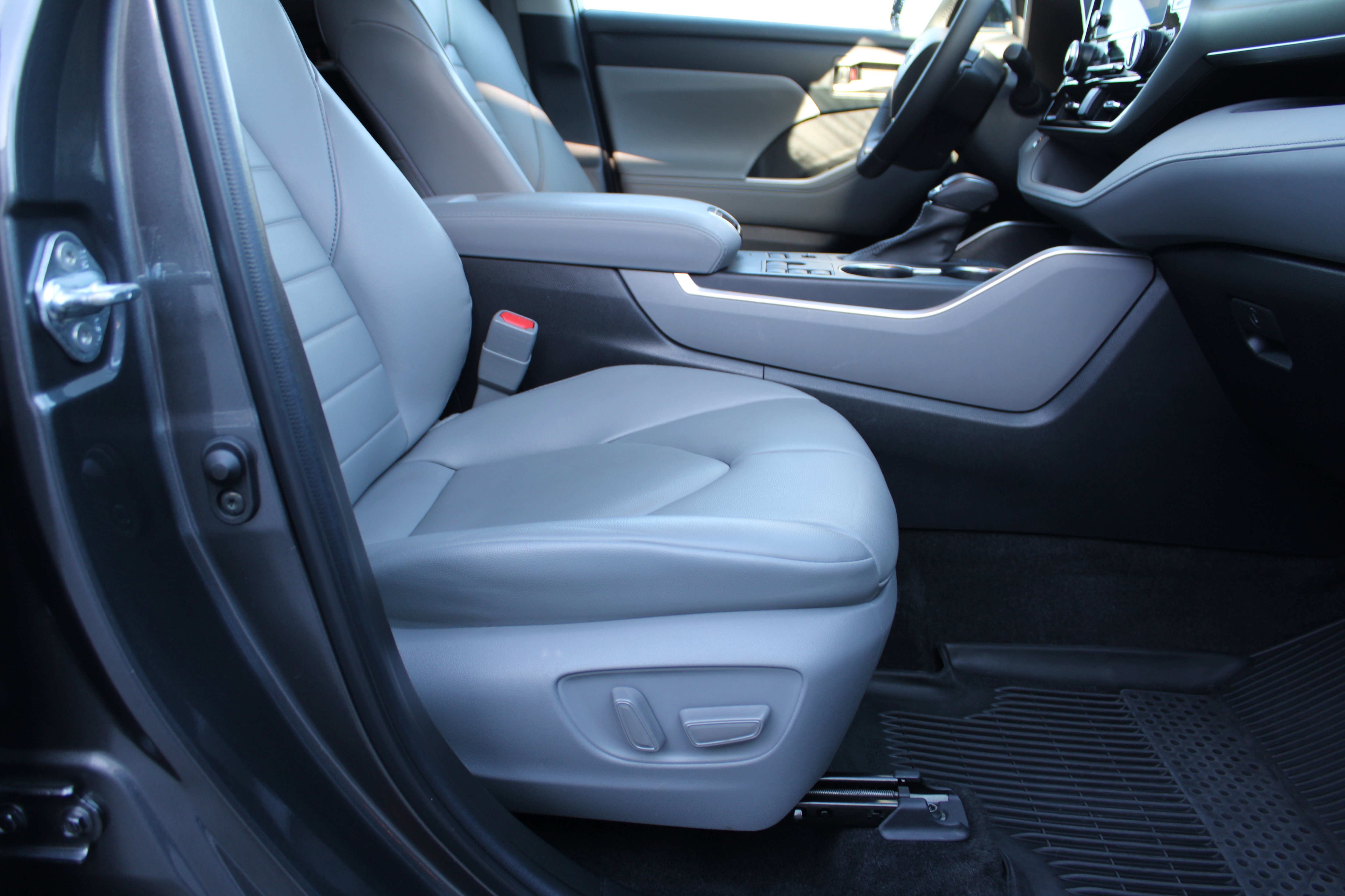 Used 2023 Toyota Highlander XLE image 16