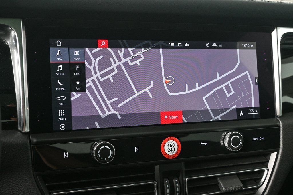 Certified 2025 Porsche Macan image 13