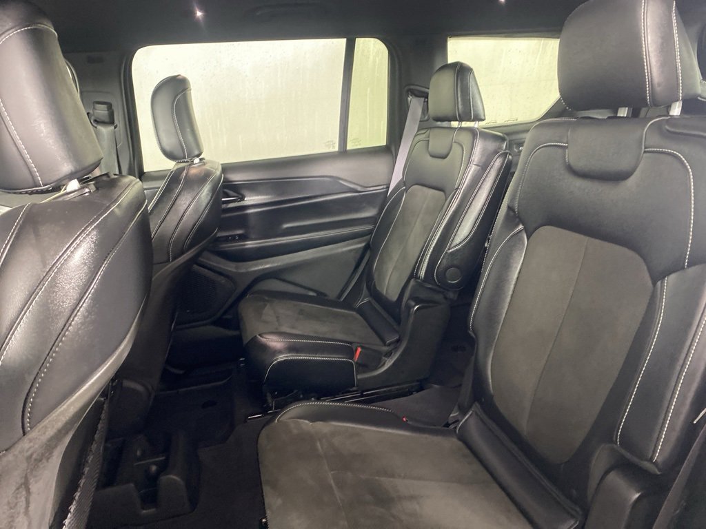 Used 2023 Jeep Grand Cherokee L Laredo image 13