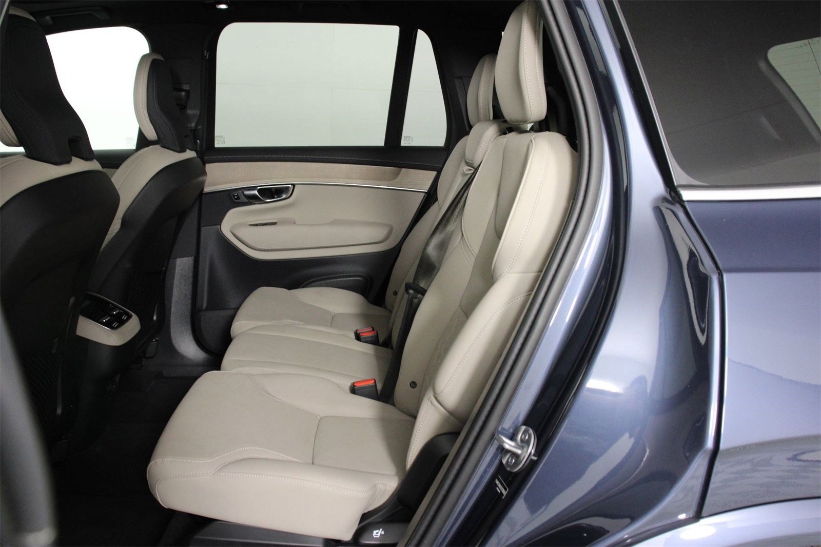 Certified 2025 Volvo XC90 B5 Core image 32