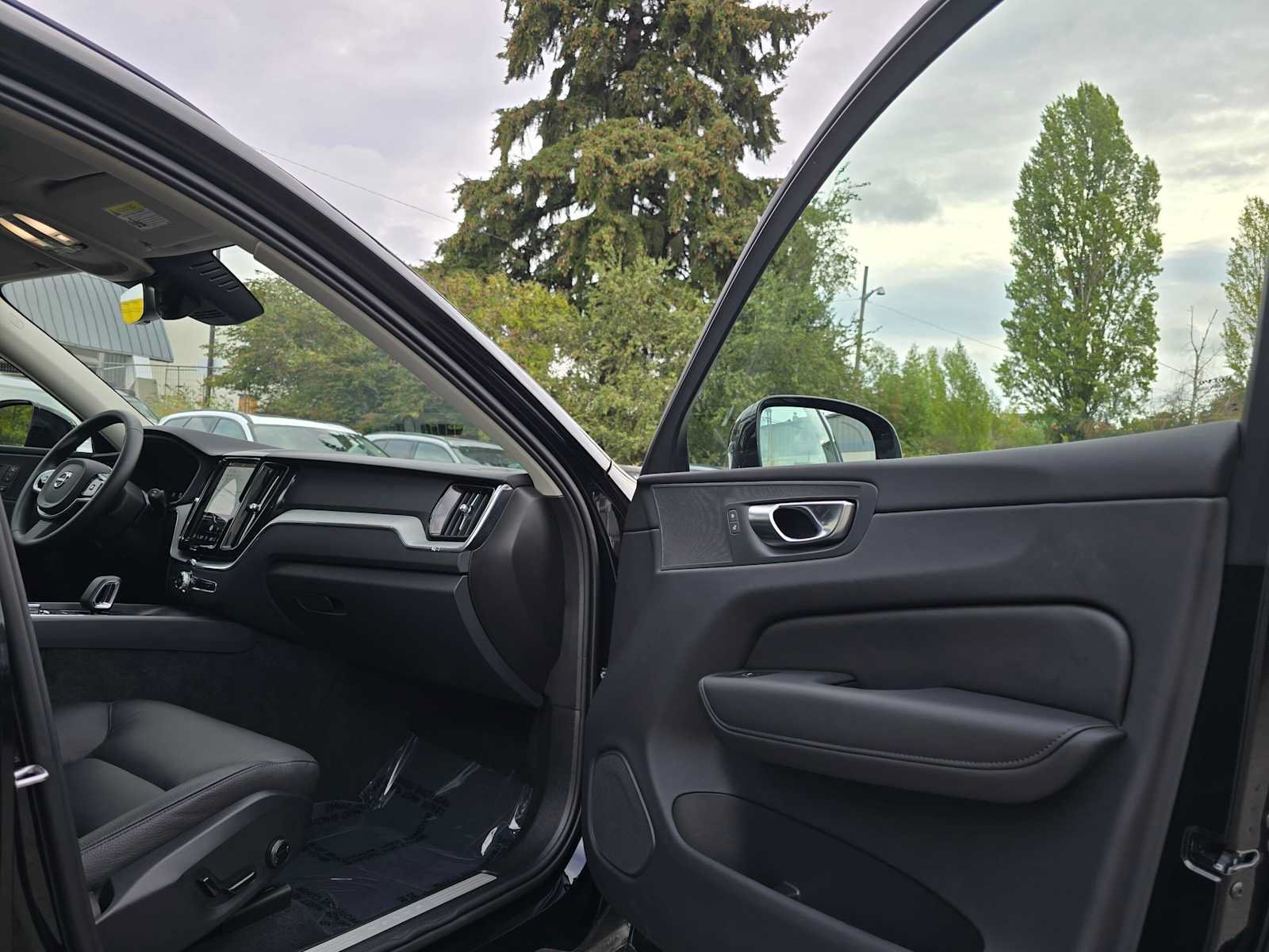 Used 2025 Volvo XC60 B5 Plus AWD/4WD image 11