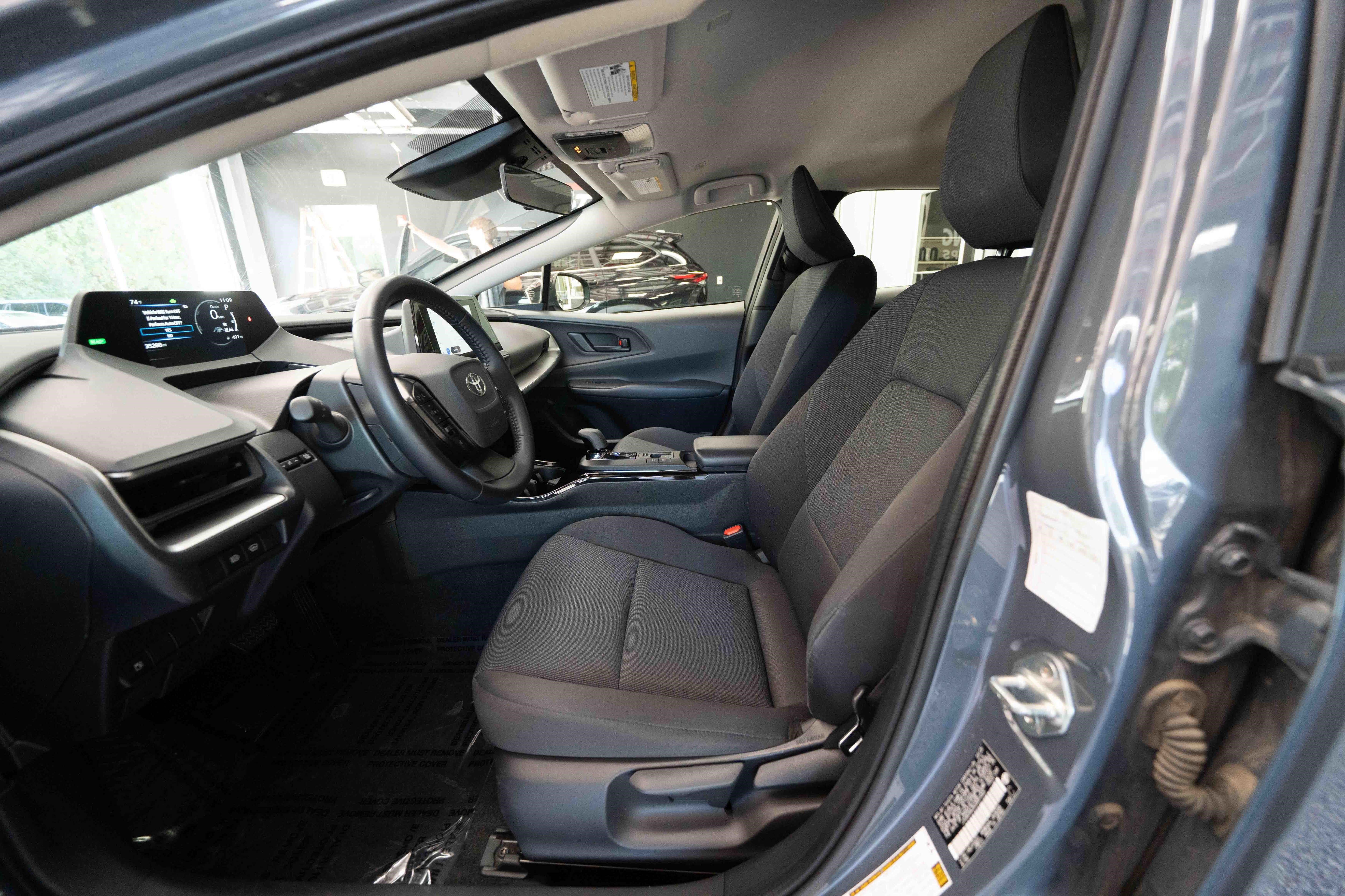 Used 2025 Toyota Prius LE FWD image 9