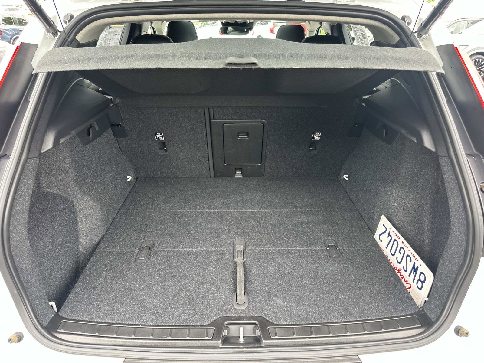 Certified 2021 Volvo XC40 T5 Momentum w/ Premium Package image 23