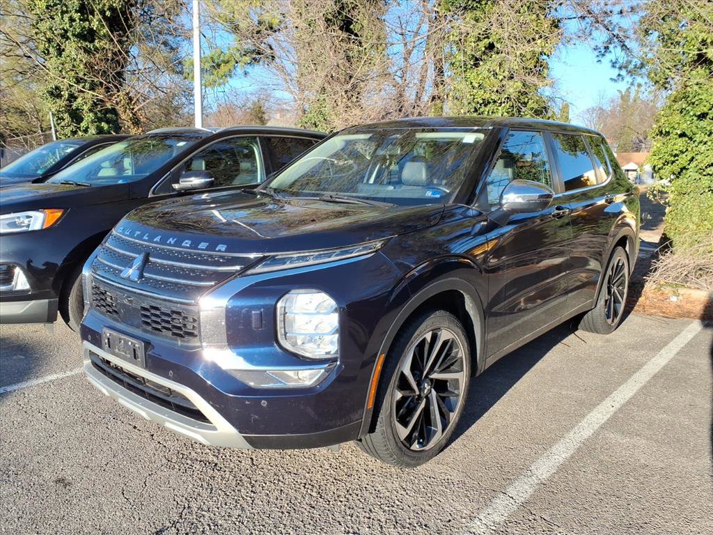 Used 2022 Mitsubishi Outlander SE image 2