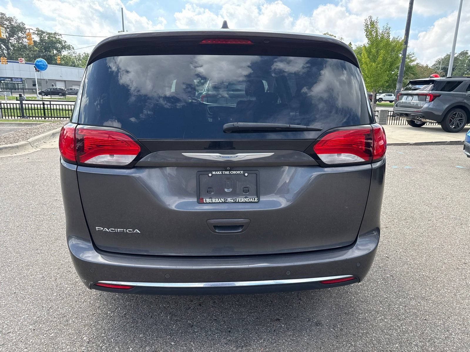 Used 2018 Chrysler Pacifica Touring Plus w/ Tire & Wheel Group FWD image 8