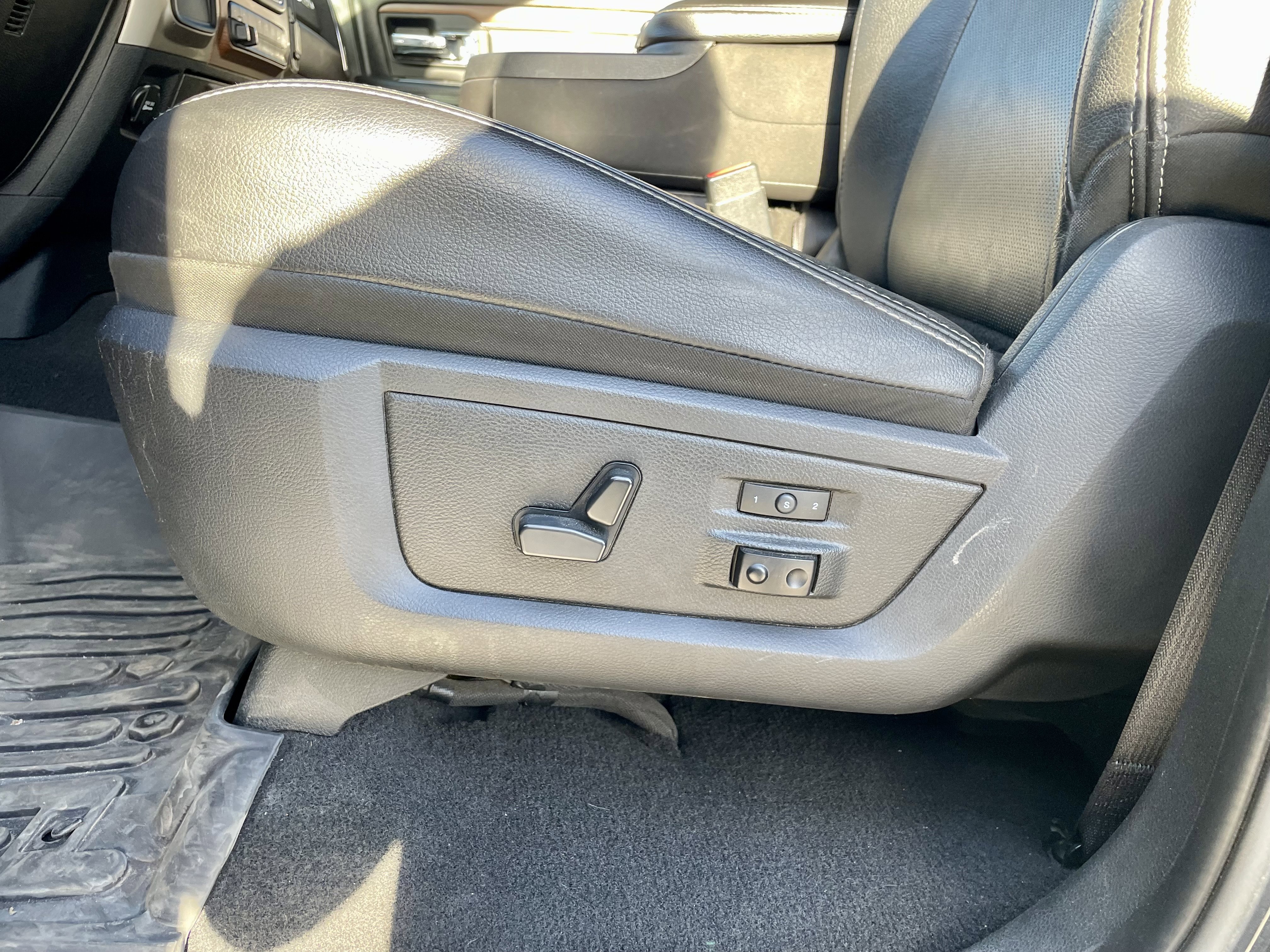 Used 2016 RAM 2500 Laramie w/ Cold Weather Group image 14