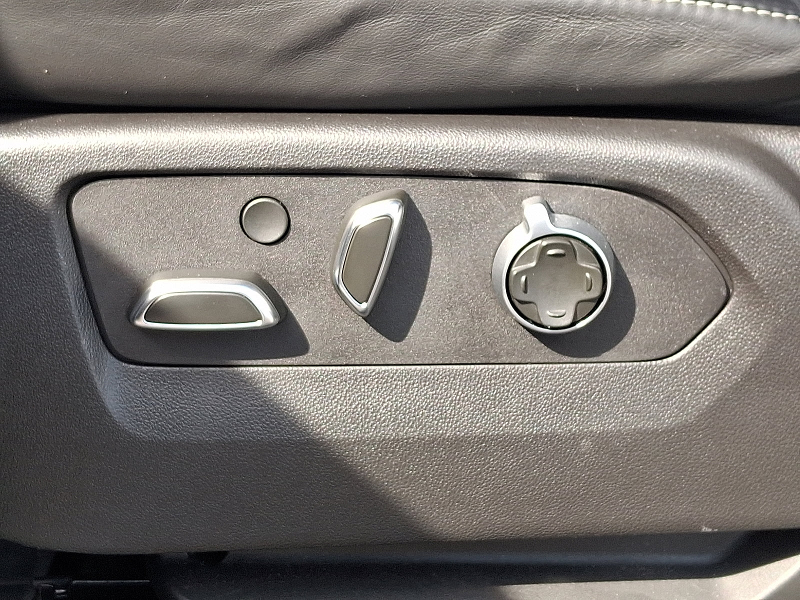 Certified 2025 Cadillac Escalade ESV Sport Platinum w/ LPO, Floor Liner Package AWD/4WD image 18