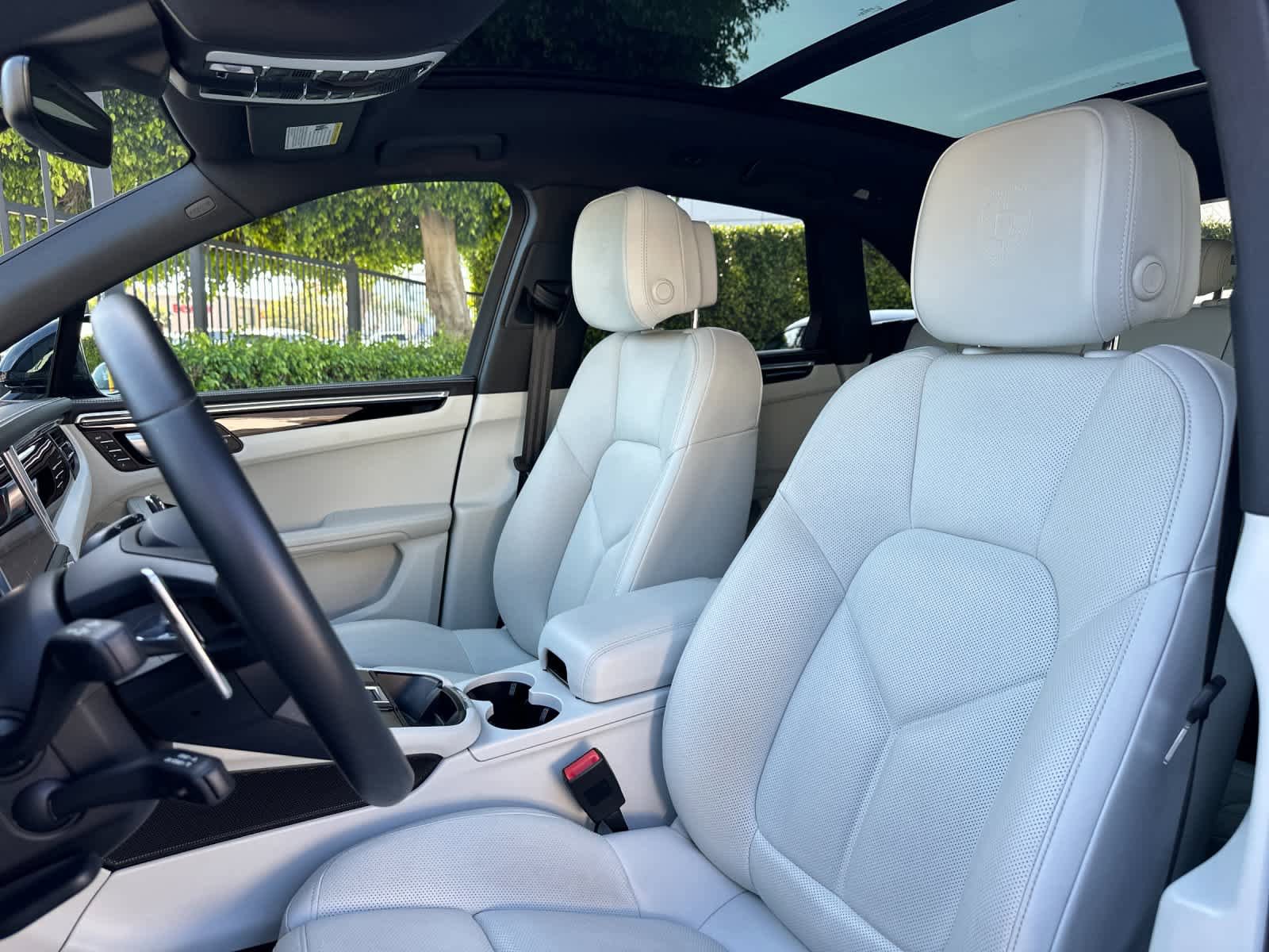 Certified 2025 Porsche Macan AWD/4WD image 5