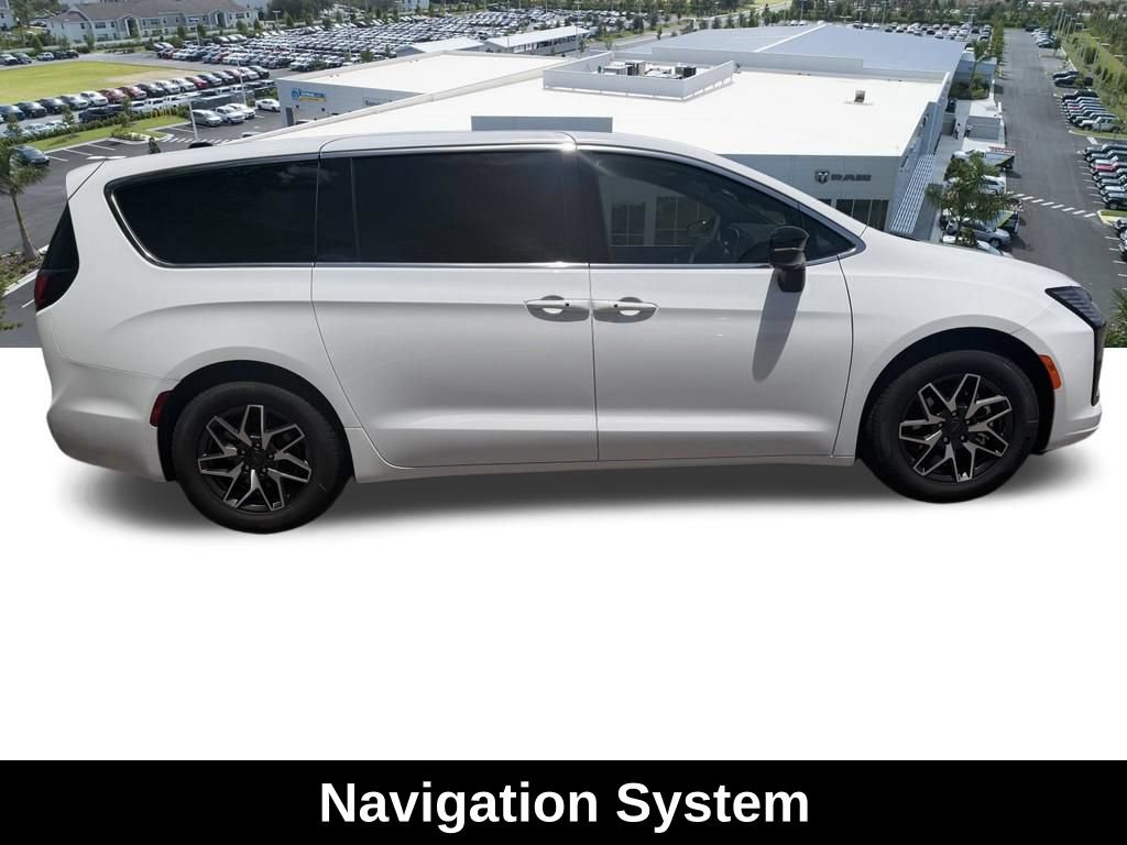 New 2027 Chrysler Pacifica Limited FWD image 3