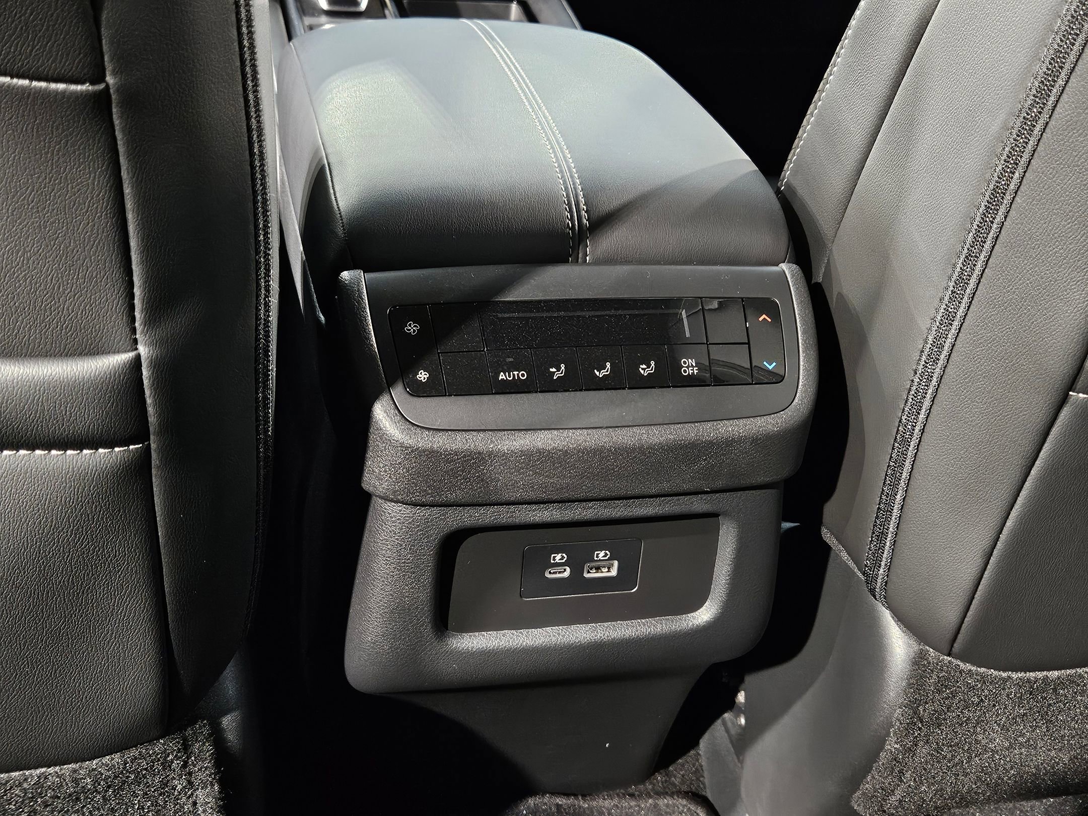 Used 2025 Nissan Pathfinder SL w/ Cargo Package image 36