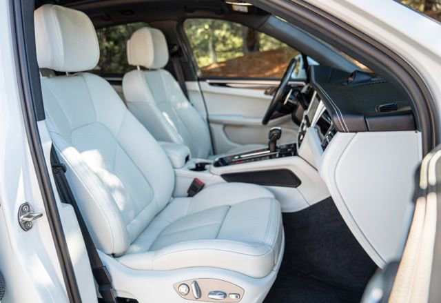 Used 2024 Porsche Macan T w/ Premium Plus Package image 41