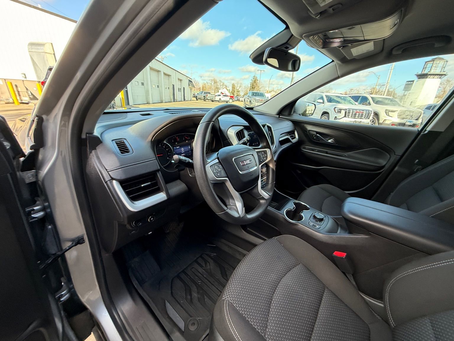 Used 2024 GMC Terrain SLE w/ Driver Convenience Package image 11