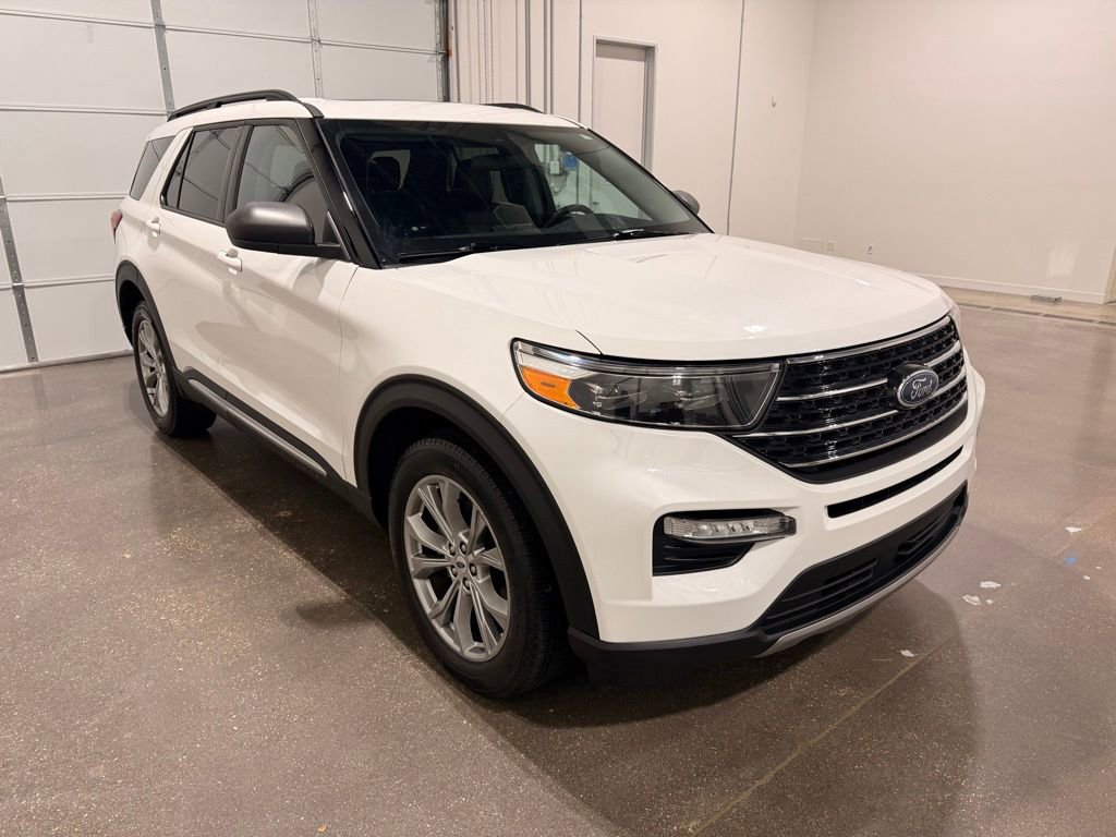 Used 2023 Ford Explorer XLT w/ Equipment Group 202A AWD/4WD image 3