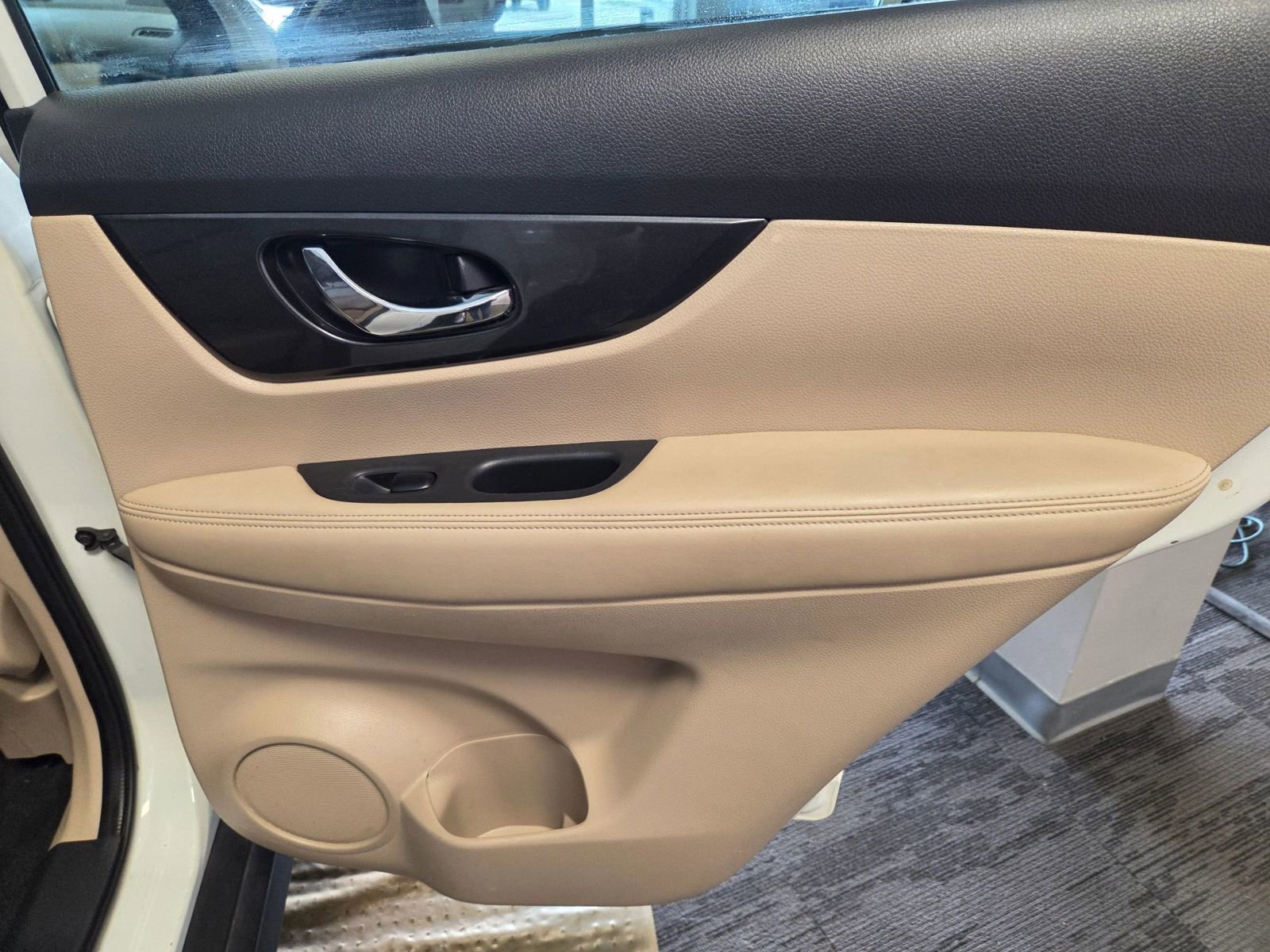 Used 2017 Nissan Rogue SV w/ SV Premium Package image 60