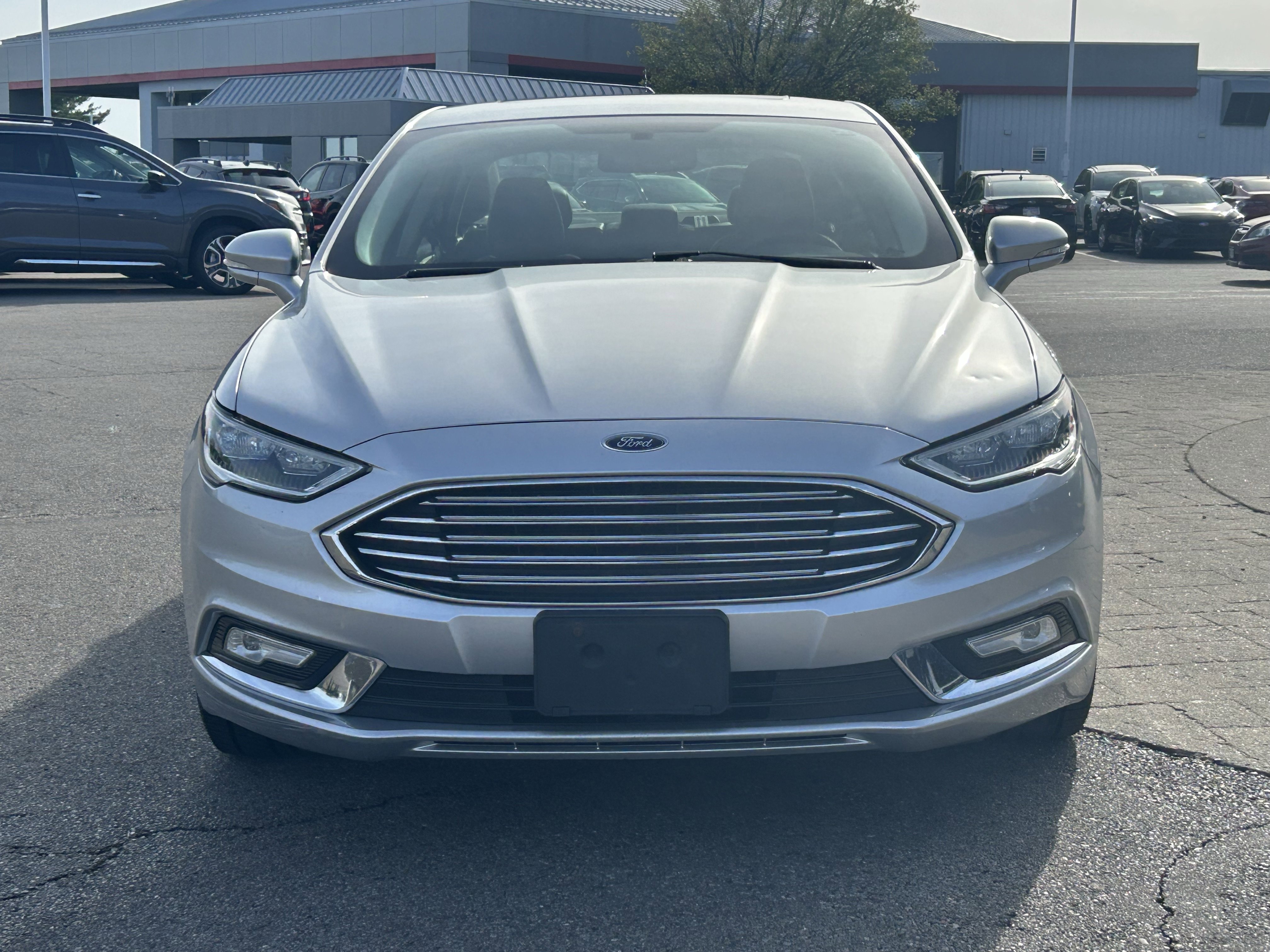Used 2017 Ford Fusion SE w/ Fusion SE Technology Package image 2