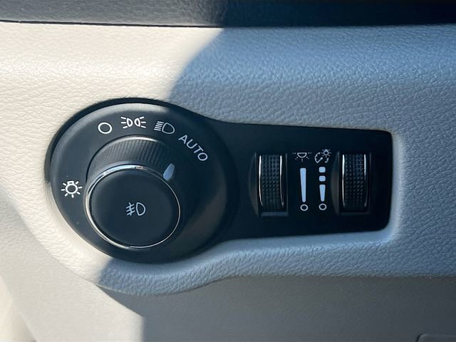 Used 2024 Chrysler Pacifica Select image 10