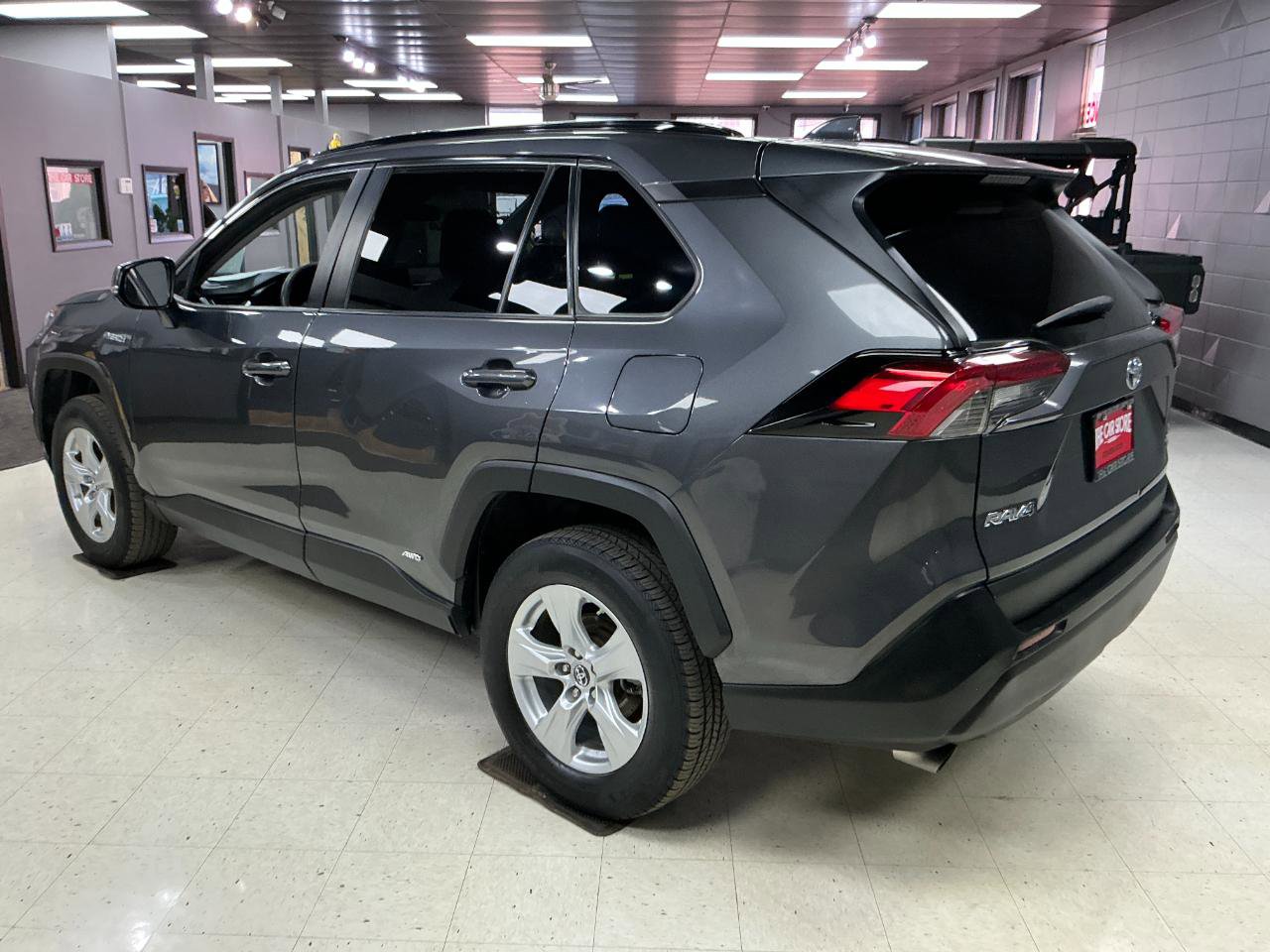 Used 2019 Toyota RAV4 LE AWD/4WD image 4