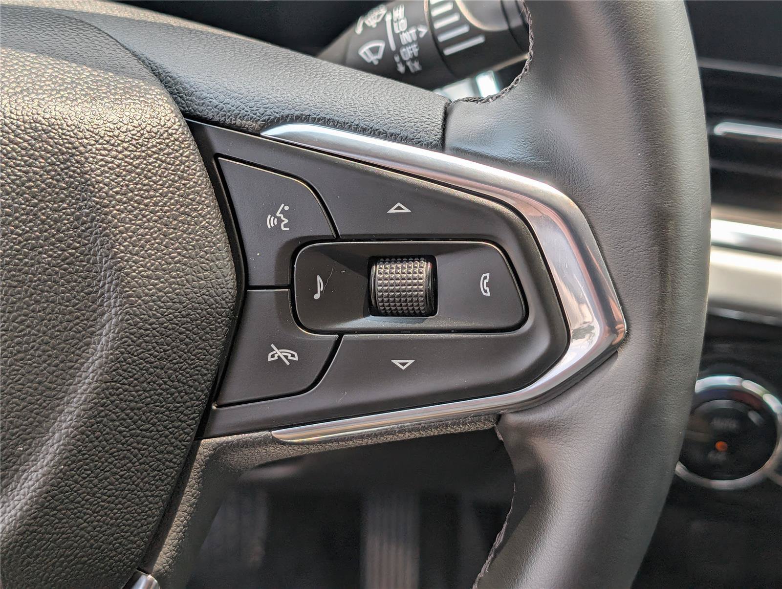 Used 2025 Chevrolet Trax LT w/ Driver Confidence Package FWD image 21