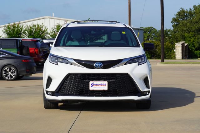 Used 2023 Toyota Sienna XSE FWD image 2