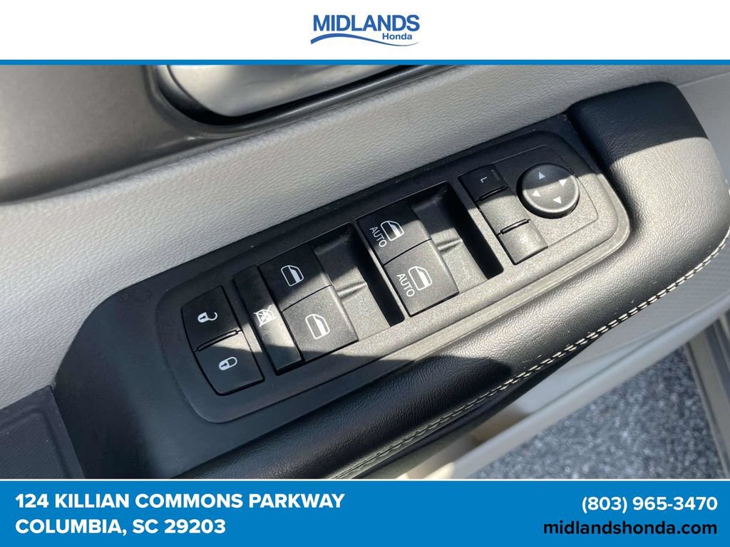 Used 2023 Chrysler Pacifica Touring-L FWD image 17
