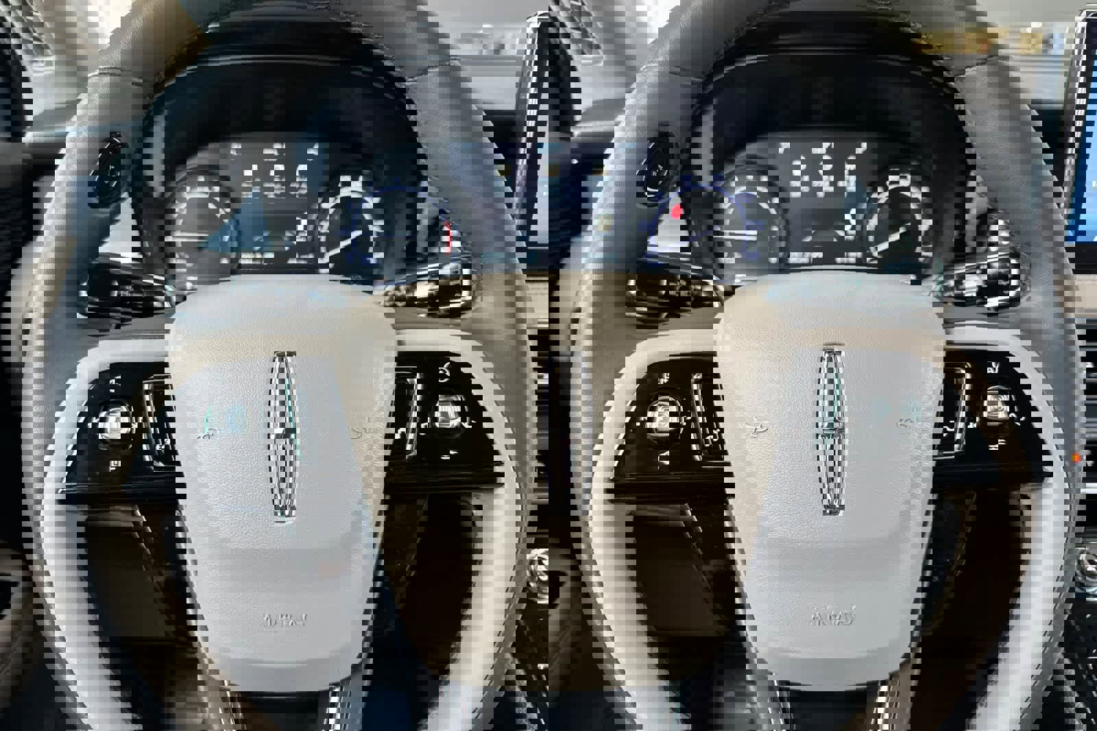 Used 2022 Lincoln Corsair FWD w/ Rear Removable Package Tray image 25