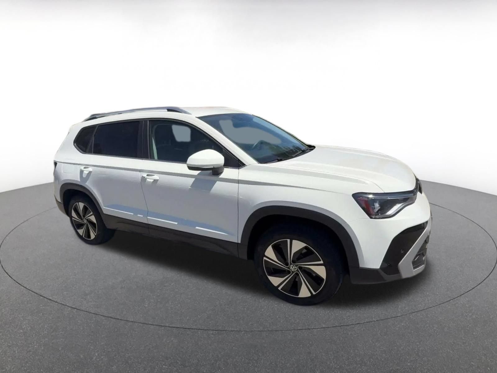 Used 2026 Volkswagen Taos SE AWD/4WD image 2