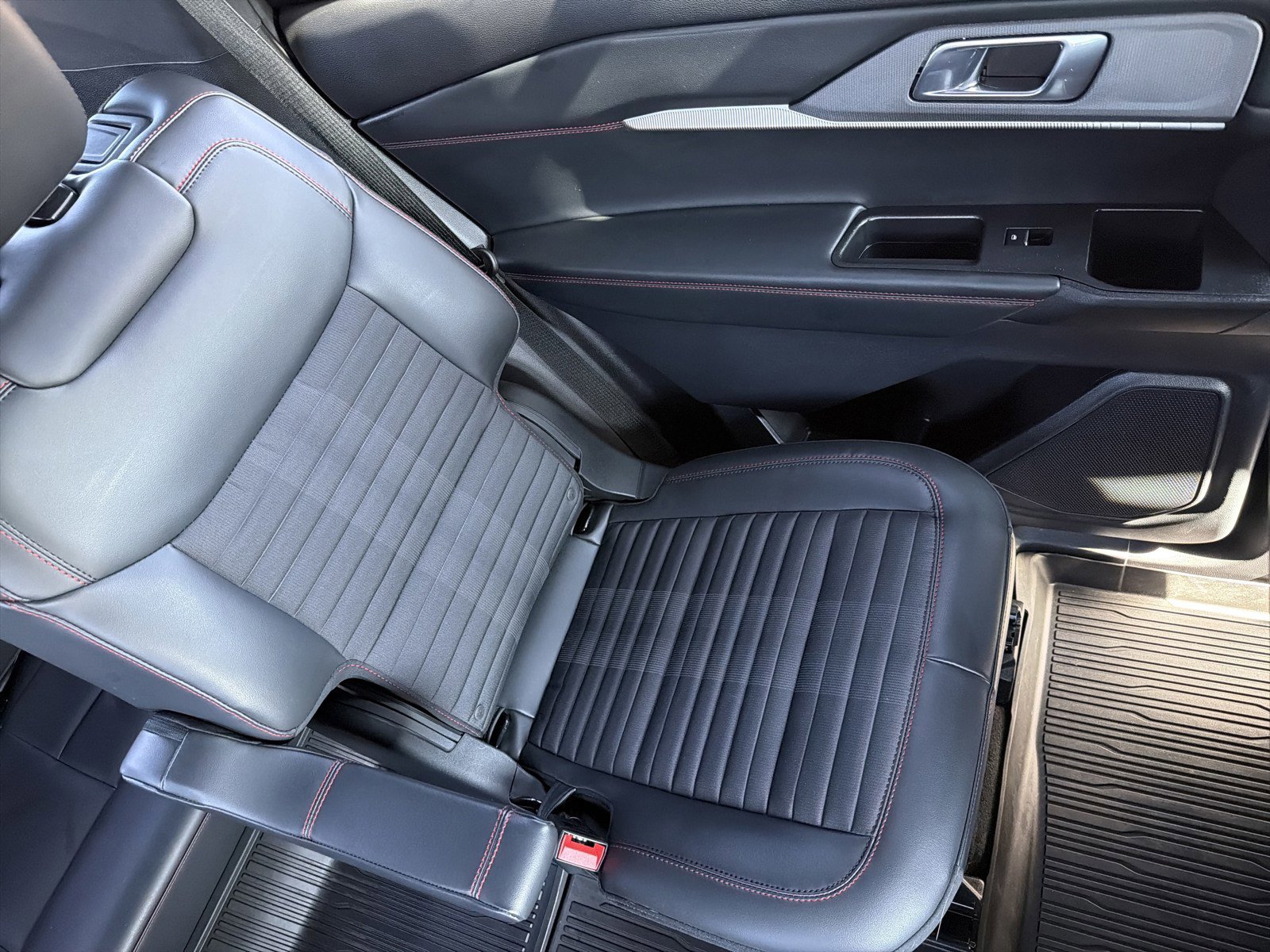 Used 2025 Ford Explorer ST-Line image 14