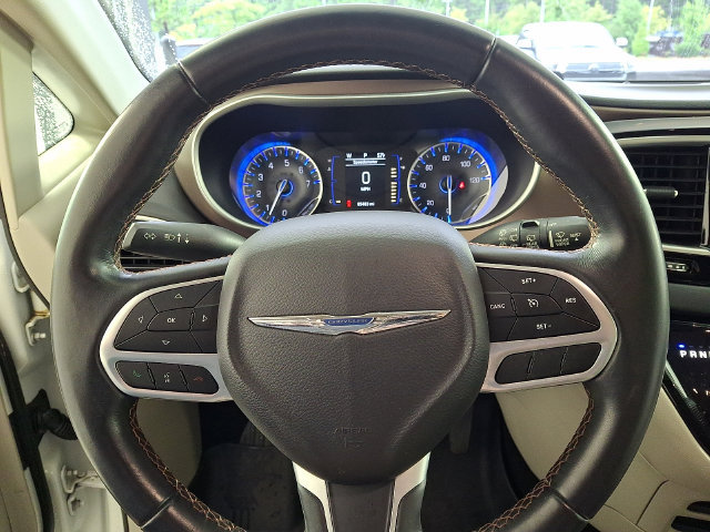 Used 2018 Chrysler Pacifica Touring-L FWD image 22
