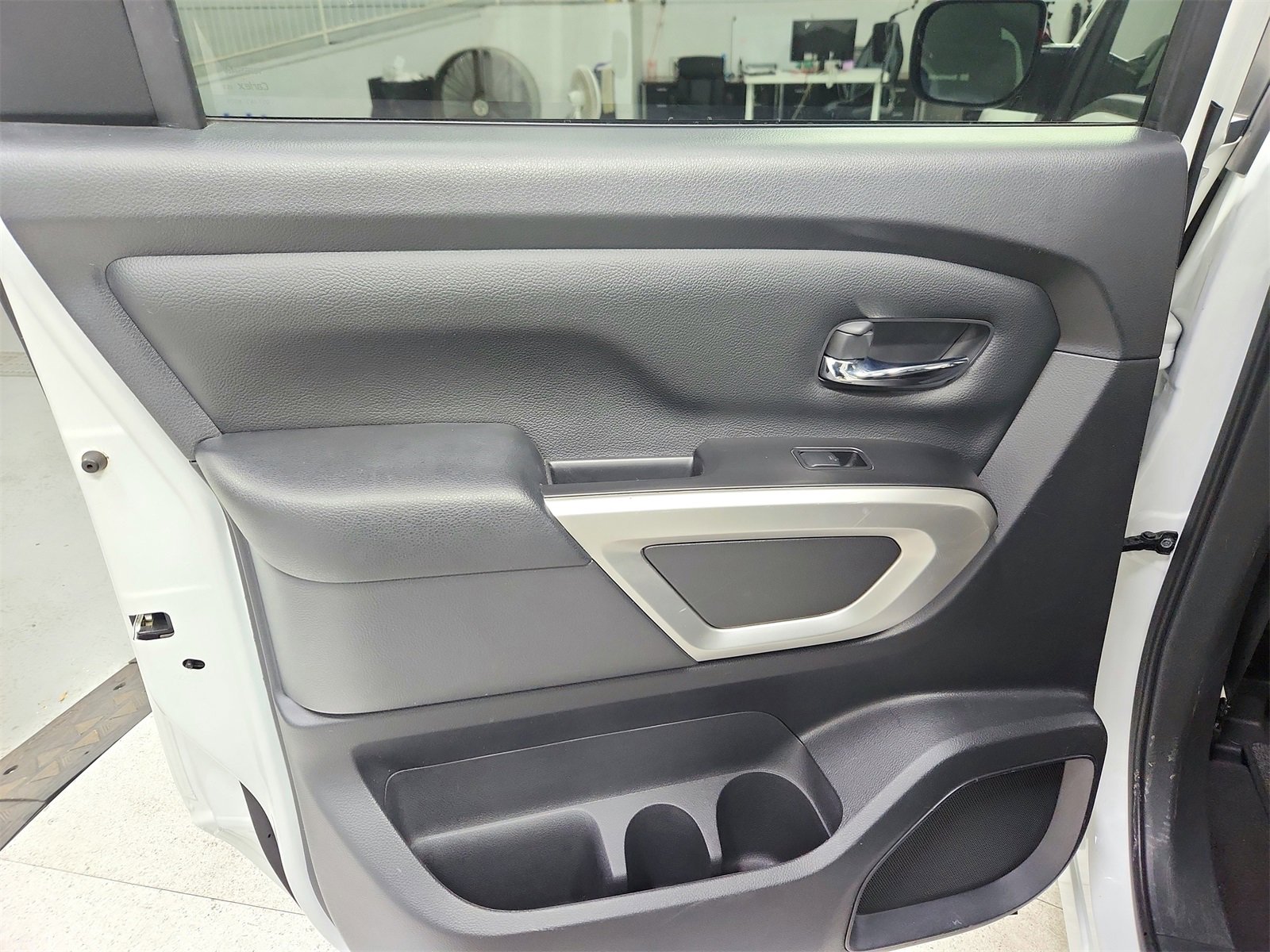 Used 2023 Nissan Titan SV image 30