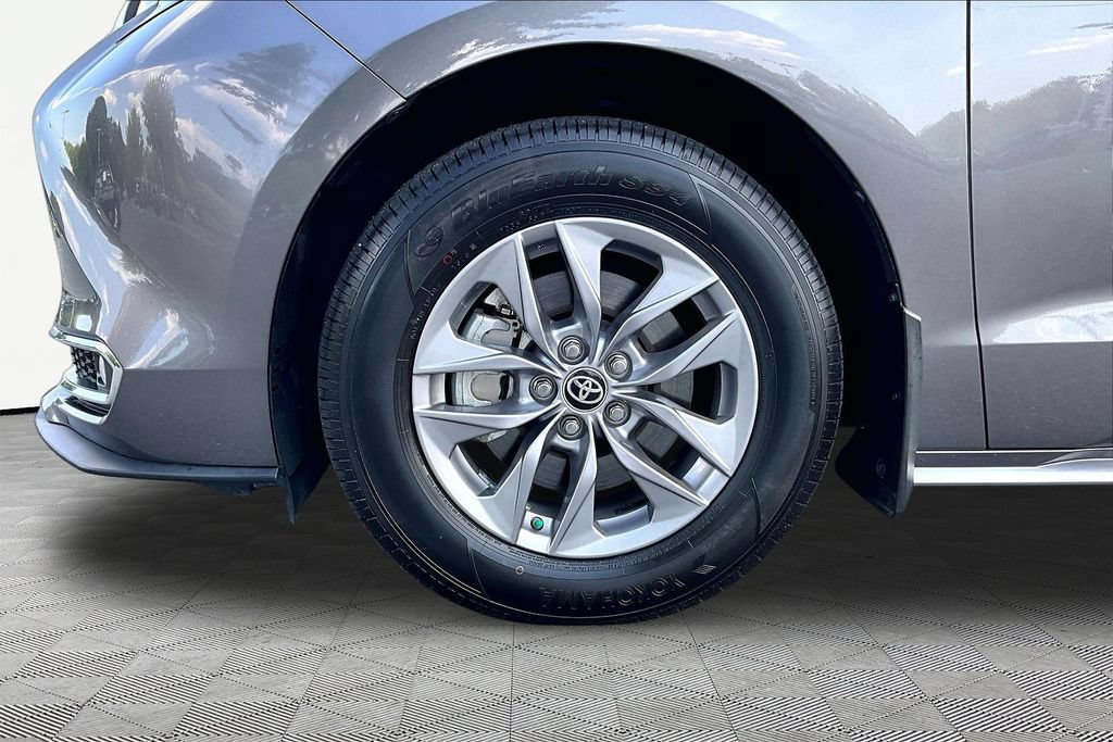 Used 2024 Toyota Sienna XLE w/ XLE Plus Package FWD image 25