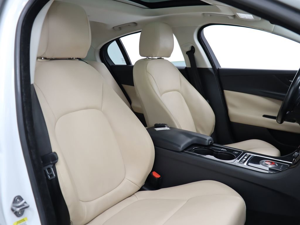 Used 2017 Jaguar XE Premium image 27