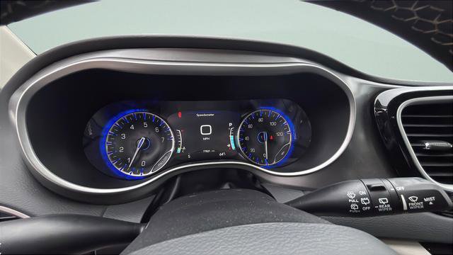 Used 2023 Chrysler Pacifica Touring-L FWD image 12