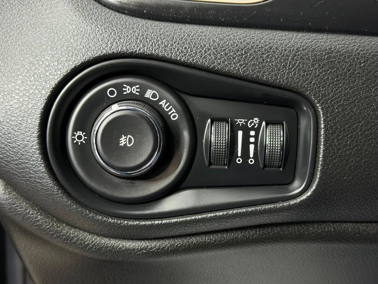 Used 2016 Jeep Renegade 75th Anniversary FWD image 31