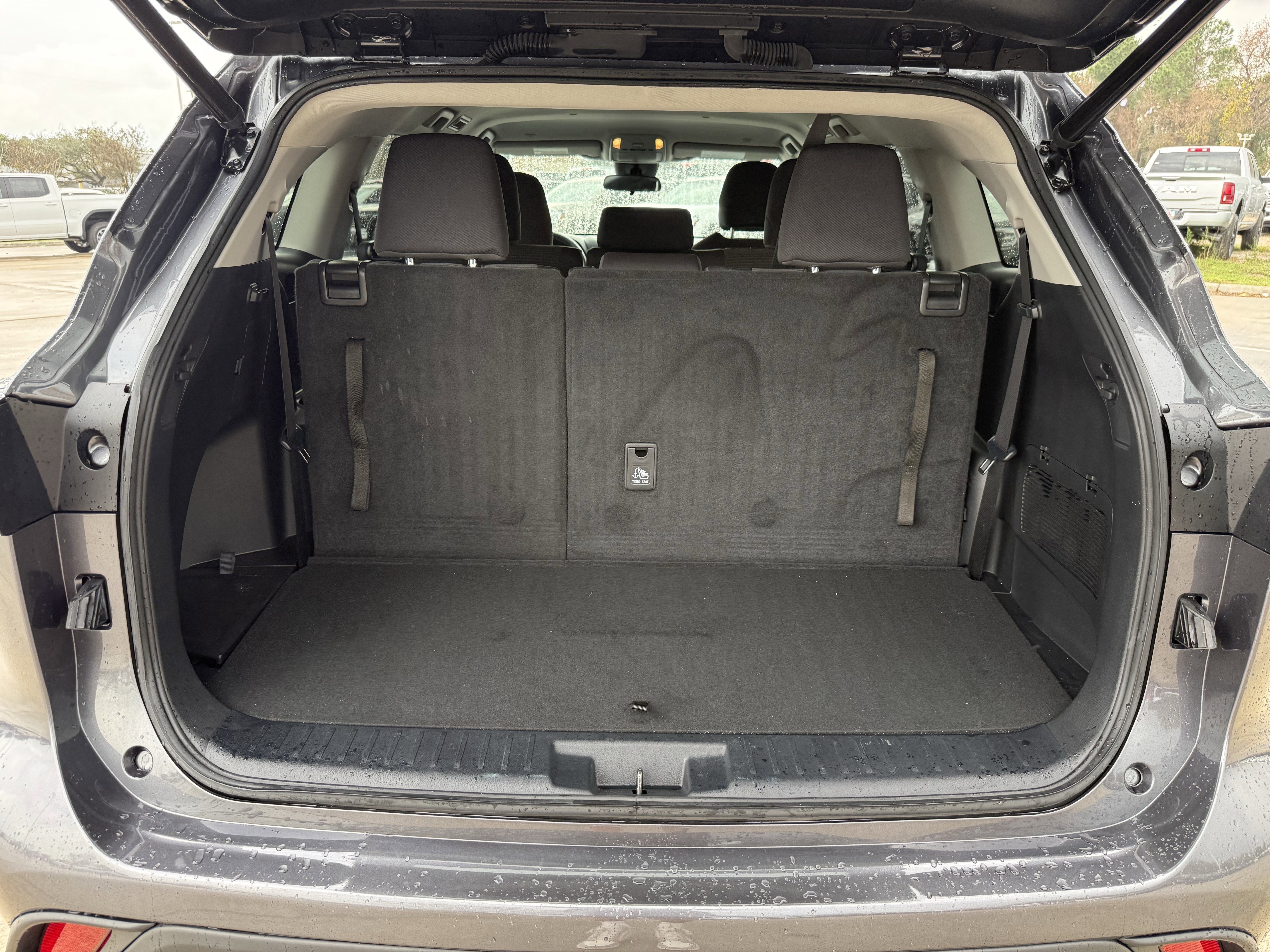 Used 2023 Toyota Highlander L image 32