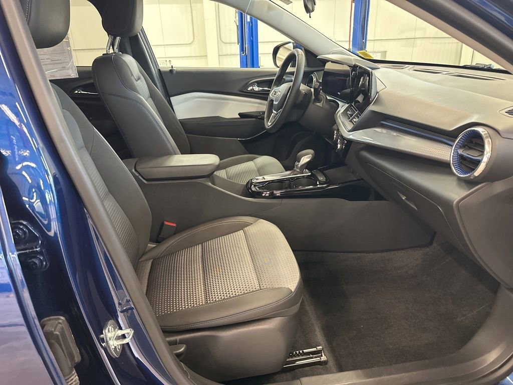 Used 2024 Chevrolet Trax LT w/ Driver Confidence Package FWD image 16