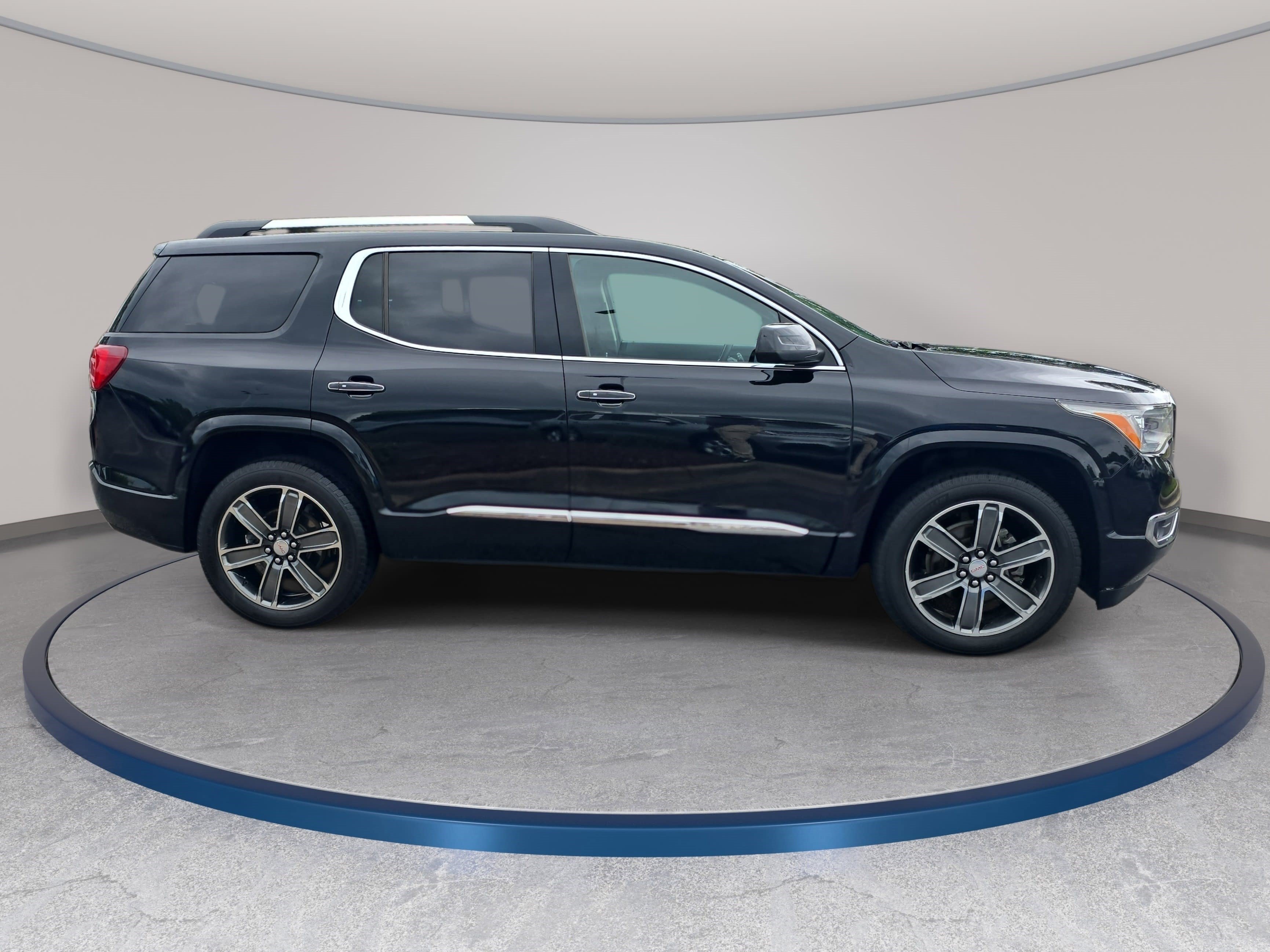 Used 2017 GMC Acadia Denali w/ Technology Package FWD image 4