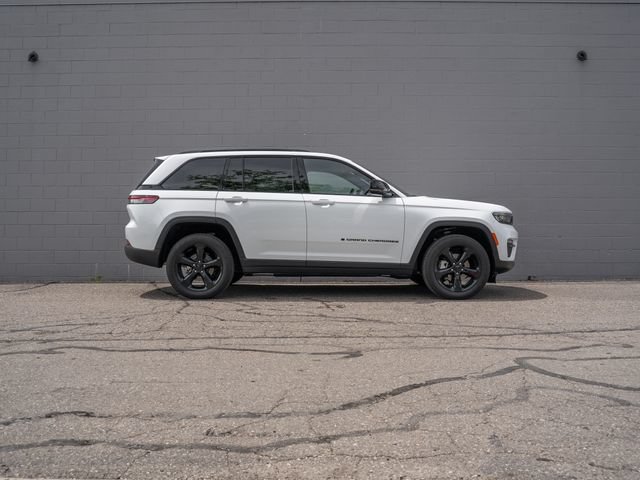 Used 2024 Jeep Grand Cherokee Limited w/ Black Appearance Package AWD/4WD image 8