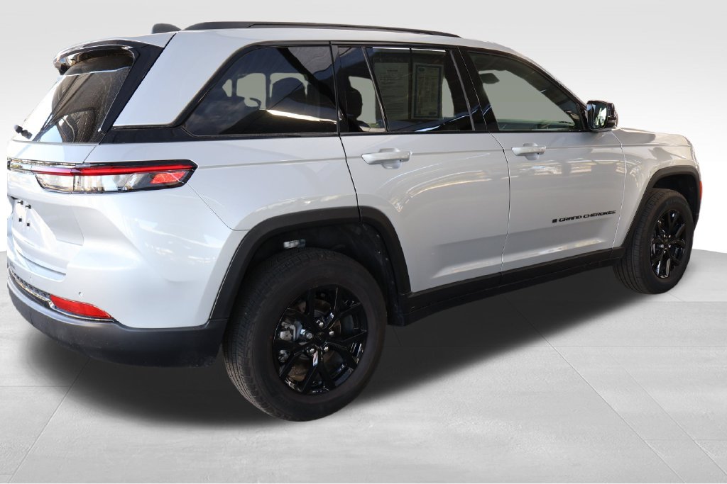 Used 2025 Jeep Grand Cherokee Altitude AWD/4WD image 17
